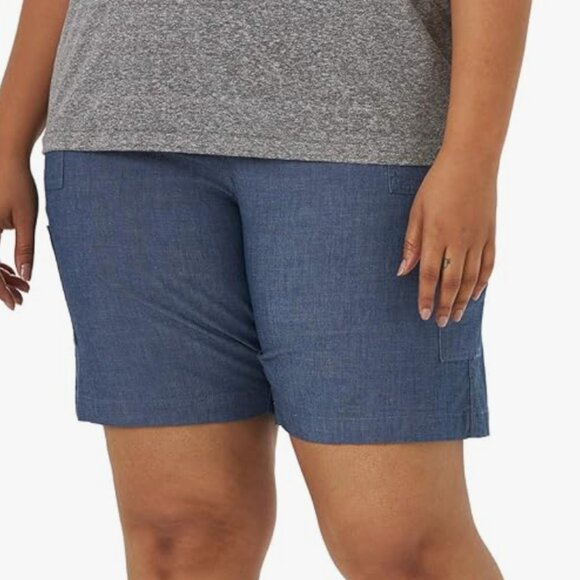 NWT Lee Women's Plus Size Flex-to-go 9" Cargo Bermuda Short, chambray, 24W